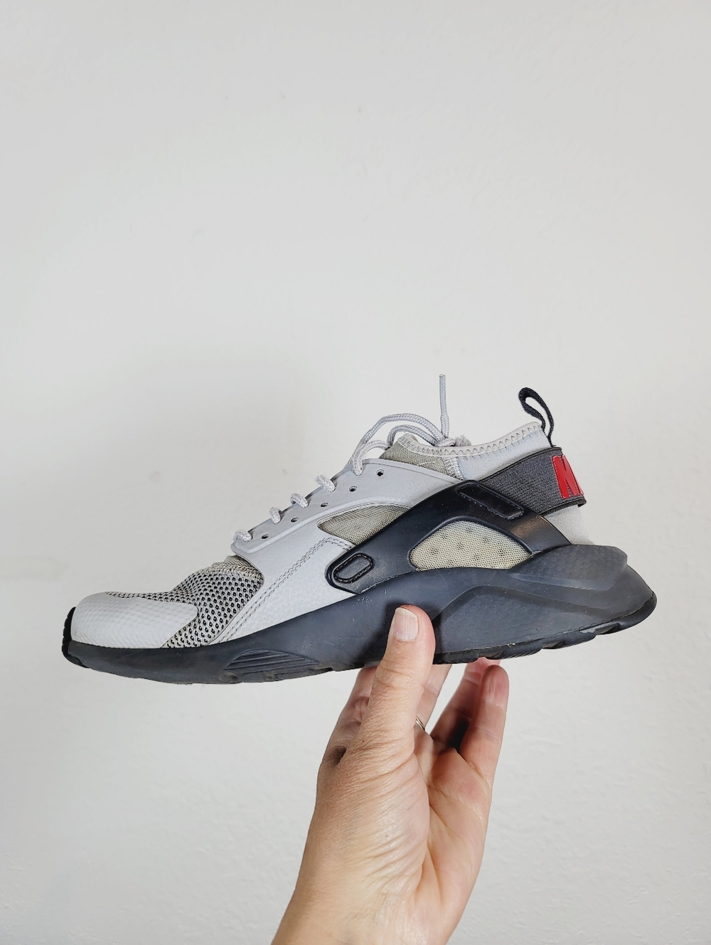 Nike Air HUARCHACHI Sneakers, Size 6Y - Picture 2 of 7